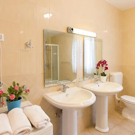 4 Bedroom Beautiful In Сasa de vacaciones *