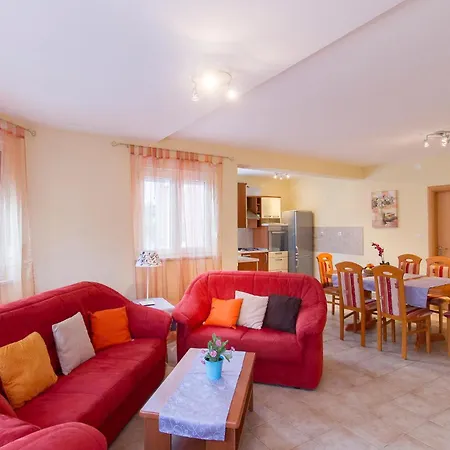 Сasa de vacaciones 4 Bedroom Beautiful In *