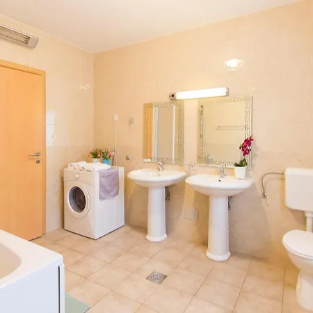 4 Bedroom Beautiful In