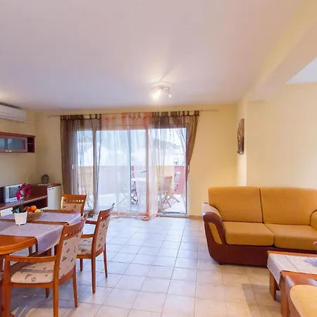 Сasa de vacaciones 4 Bedroom Beautiful In *