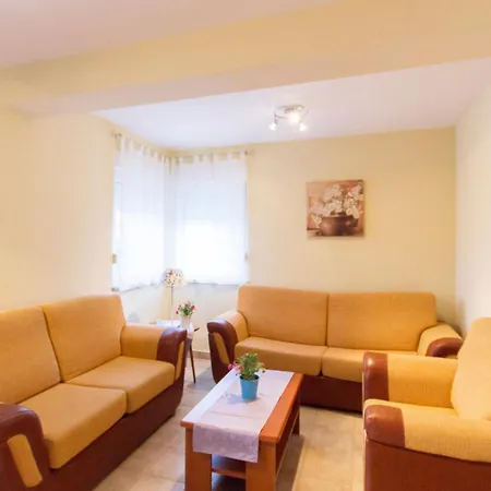 4 Bedroom Beautiful In Сasa de vacaciones Palit