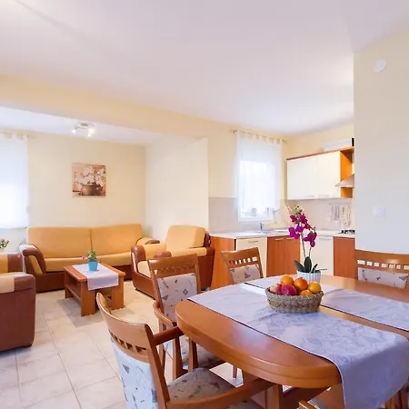 Сasa de vacaciones 4 Bedroom Beautiful In *