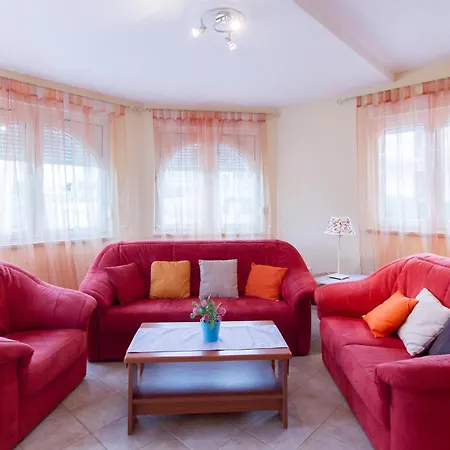 4 Bedroom Beautiful In Сasa de vacaciones Palit