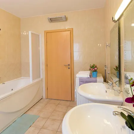 4 Bedroom Beautiful In
